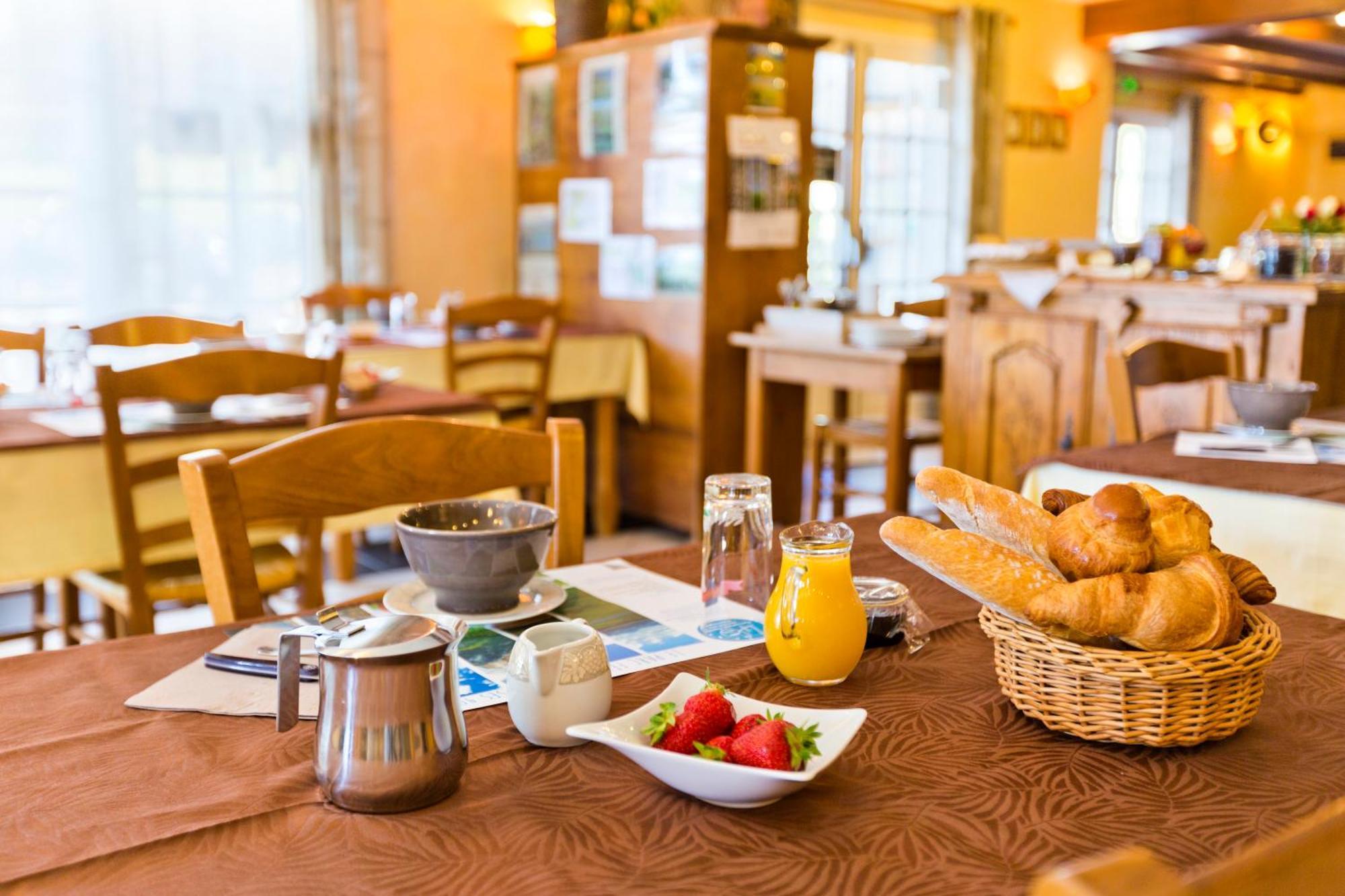 Logis Hotel Restaurant Auberge Du Bougnat Saint-Victor-la-Riviere Bagian luar foto